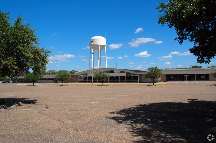 630 W Pleasant Run Rd, Lancaster, TX for lease - Building Photo - Image 1 of 14