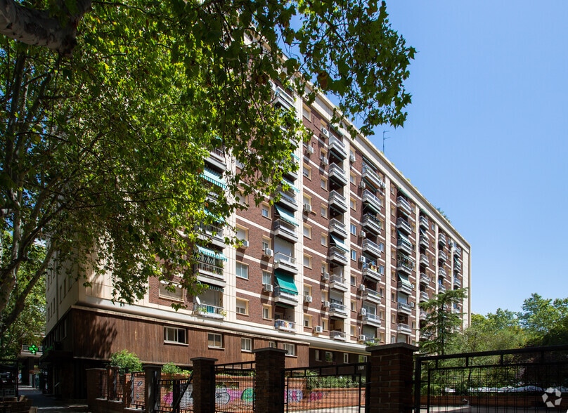 Calle del Doctor Fleming, 44, Madrid, Madrid for lease - Primary Photo - Image 1 of 2