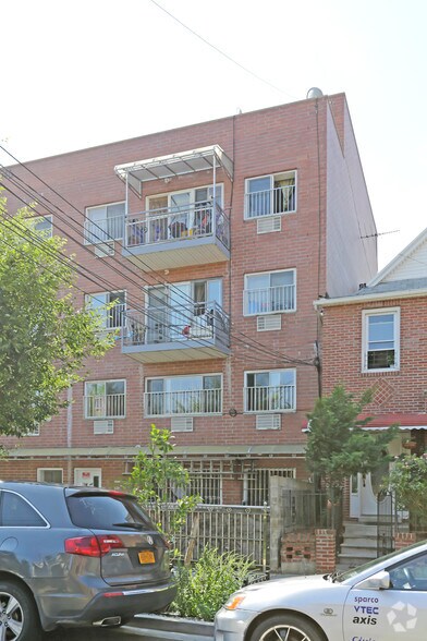 3436 110th St, Corona, NY à vendre - Photo du bâtiment - Image 2 de 10