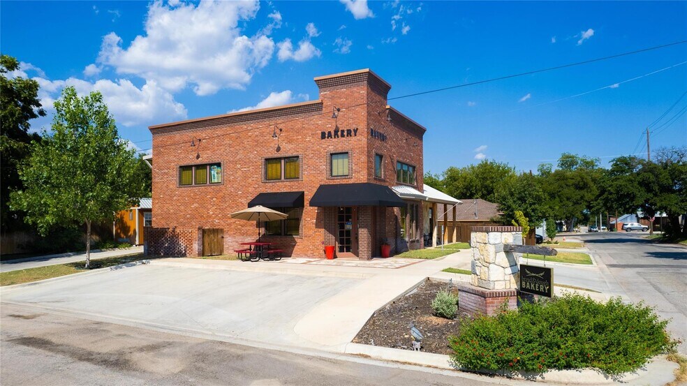 301 E Brown St, San Saba, TX à vendre - Photo du bâtiment - Image 3 de 30