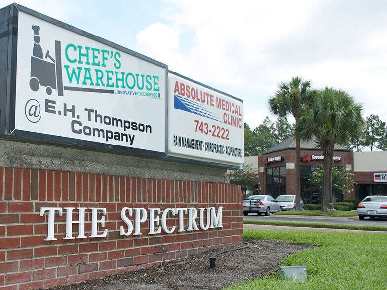 8081 Philips Hwy, Jacksonville, FL à louer - Photo du bâtiment - Image 3 de 7