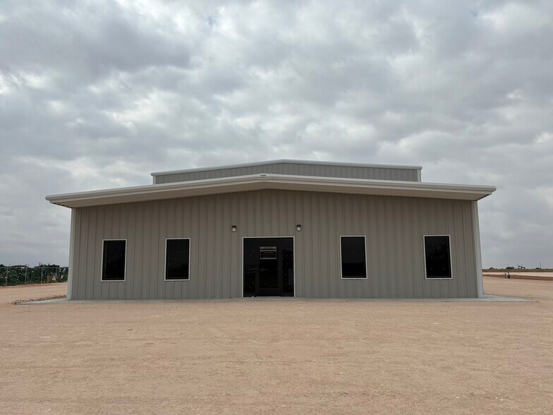 2408 E County Road 130, Midland, TX à louer - Photo du bâtiment - Image 3 de 10