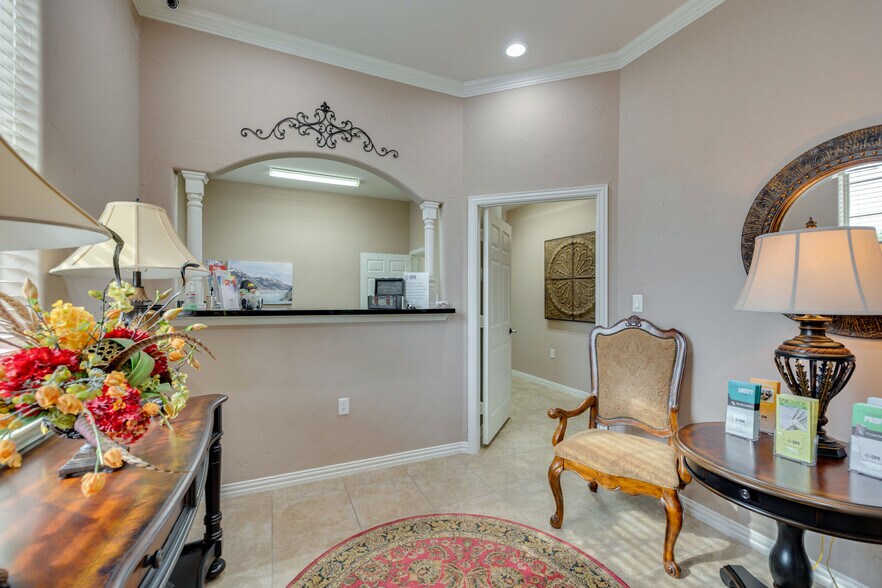 935 W Glade Rd, Hurst, TX à vendre - Photo intérieure - Image 3 de 12