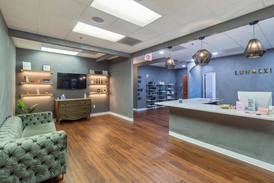 3201 University Dr E, Bryan, TX for lease - Building Photo - Image 3 of 19