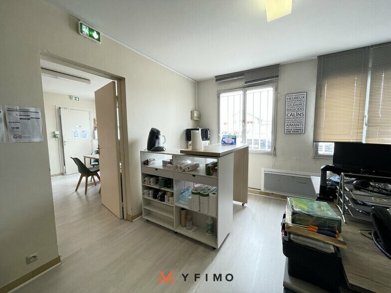 Office in Buchelay for lease - Interior Photo - Image 2 of 2