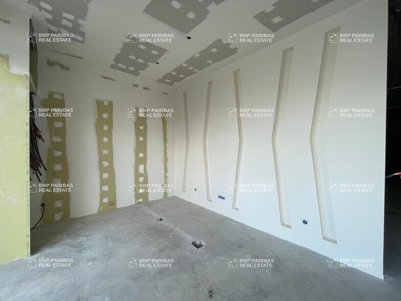 Flex in Houdemont for lease - Interior Photo - Image 2 of 9