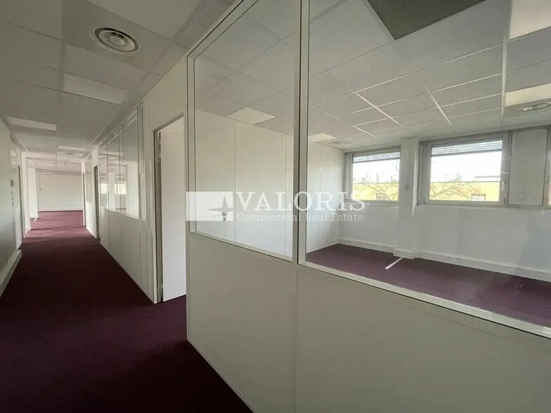 Office in Bron for lease - Interior Photo - Image 2 of 6