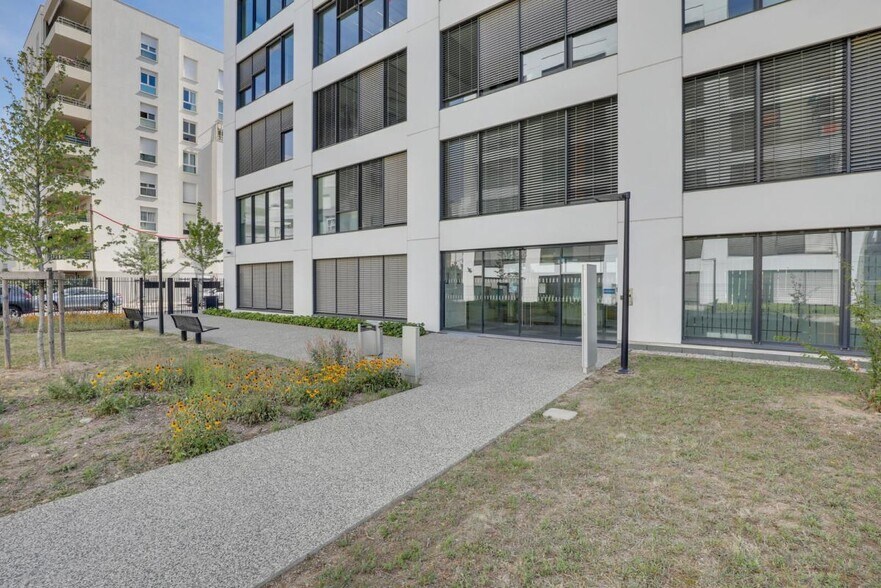 8 Rue Maurice Moissonnier, Vaulx-en-Velin for lease - Building Photo - Image 3 of 10