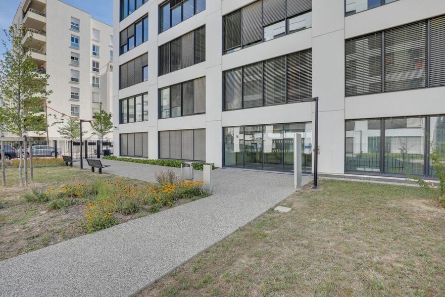 8 Rue Maurice Moissonnier, Vaulx-en-Velin à louer - Photo du bâtiment - Image 3 de 10