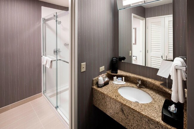 Plus de détails pour 451 Creighton Rd, Pensacola, FL - Services hôteliers à vendre