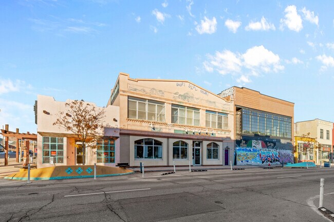 Plus de détails pour 747 Santa Fe Dr, Denver, CO - Commerce de détail à vendre