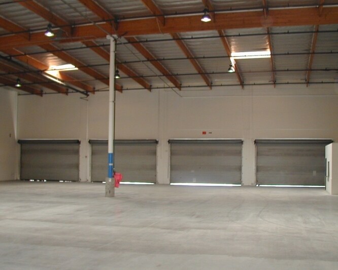 1111 E Watson Center Rd, Carson, CA à louer - Photo intérieure - Image 2 de 2