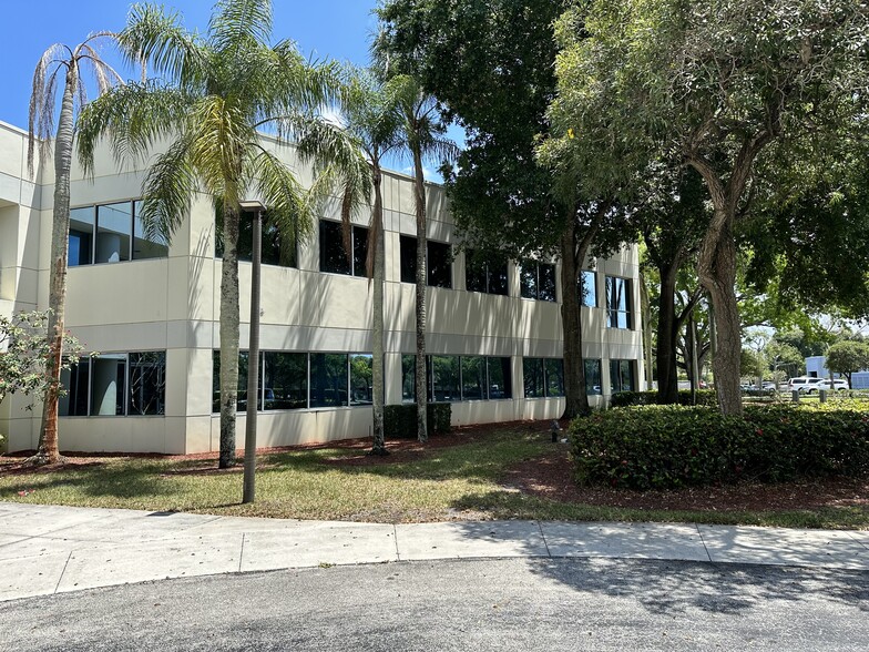 5500 Village Blvd, West Palm Beach, FL for lease - Building Photo - Image 2 of 6