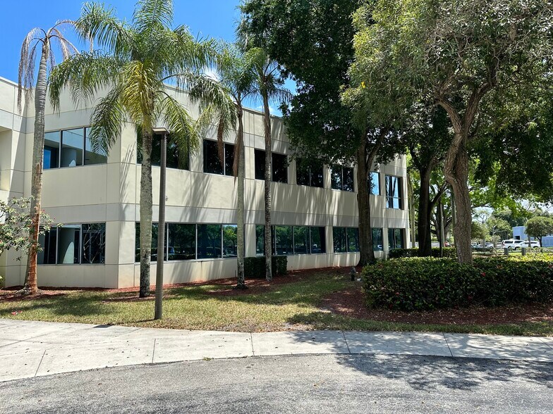 5500 Village Blvd, West Palm Beach, FL à louer - Photo du bâtiment - Image 2 de 6