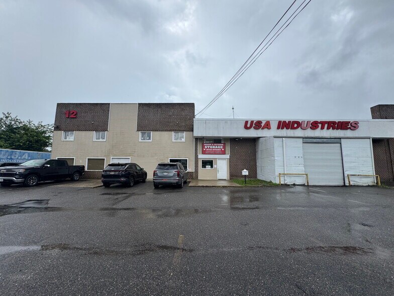 12 Wisconsin Ct, Bay Shore, NY à louer - Photo du bâtiment - Image 3 de 12