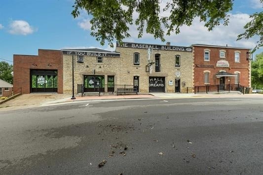 310 2nd St SE, Dyersville, IA for lease Building Photo- Image 1 of 27