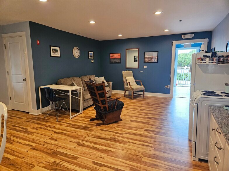 236 Sand Hill Cove Rd, Narragansett, RI à vendre - Photo du bâtiment - Image 3 de 14