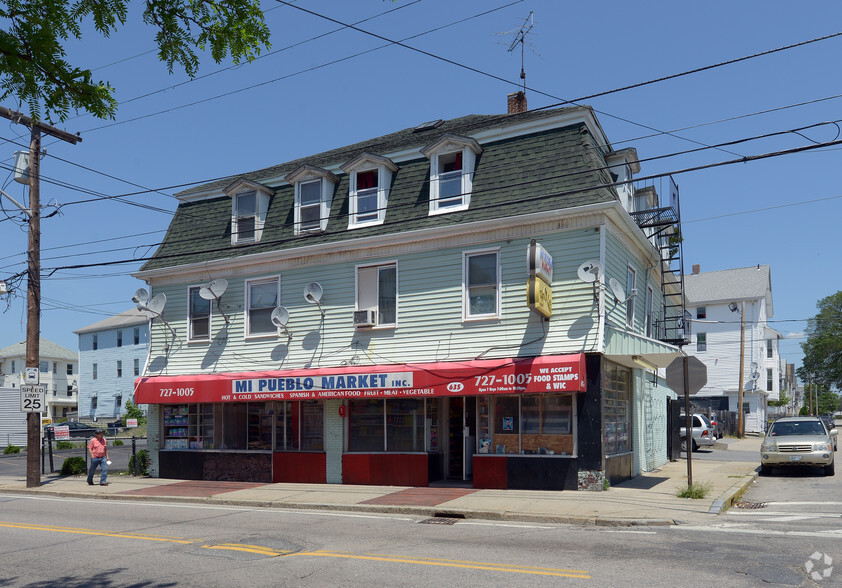 635 Dexter St, Central Falls, RI à vendre - Photo principale - Image 1 de 1