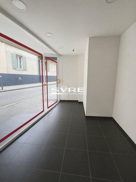 Retail in Marseille for lease - Interior Photo - Image 2 of 4