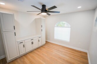 5445 16th St N, Saint Petersburg, FL à louer Photo intérieure- Image 1 de 6