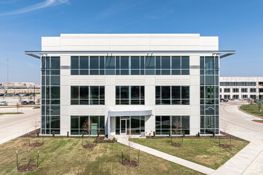 8560 Belleview Dr, Plano, TX à louer - Photo du bâtiment - Image 2 de 21