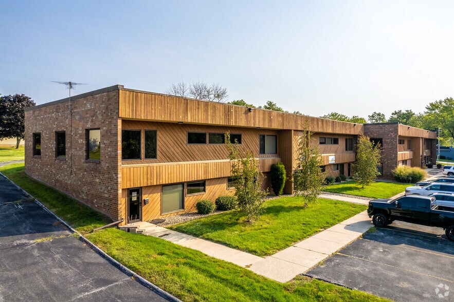 2600 72nd St, Urbandale, IA à louer - Photo du bâtiment - Image 2 de 12