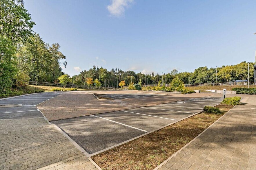 M36 Tower Rd, Stone à louer - Photo du bâtiment - Image 3 de 34