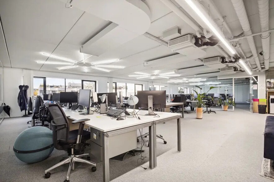 Office in Levallois-Perret for lease - Interior Photo - Image 3 of 7