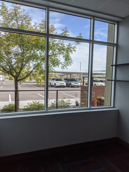 2301 S Stearman Dr, Chandler, AZ à louer - Photo du bâtiment - Image 2 de 9