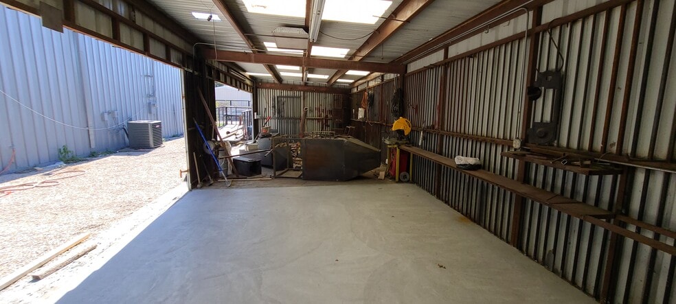 2333 Joe Field Rd, Dallas, TX for lease - Interior Photo - Image 2 of 27