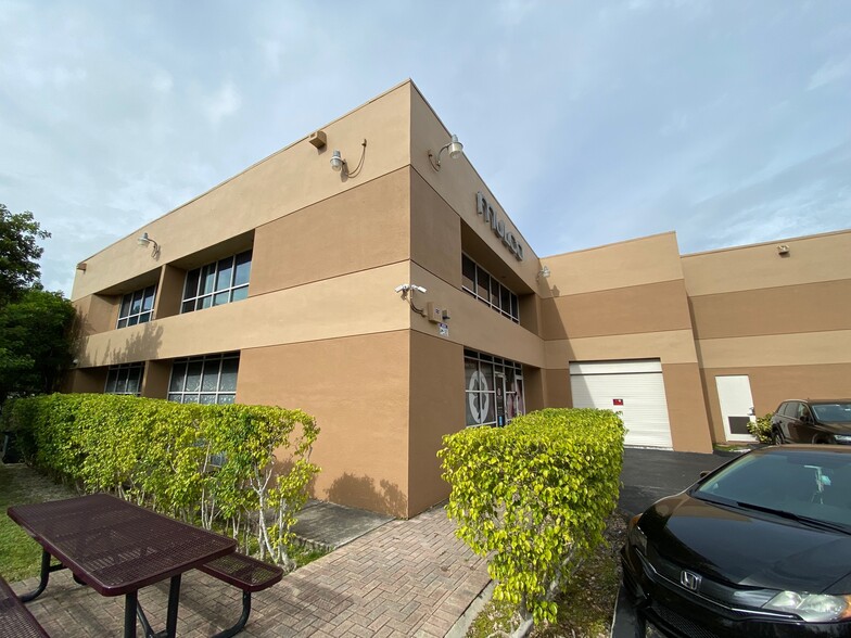 20101-20161 NE 16th Pl, Miami, FL for lease - Building Photo - Image 3 of 4