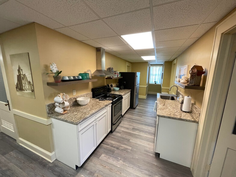 79 Doyle St, Toccoa, GA for sale - Interior Photo - Image 3 of 17