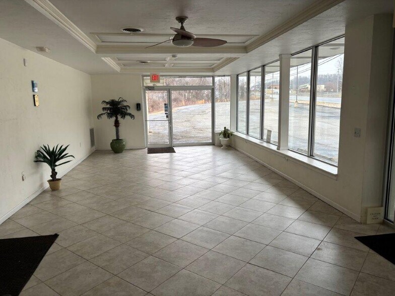 4988 Route 30, Greensburg, PA à louer - Photo du bâtiment - Image 3 de 7