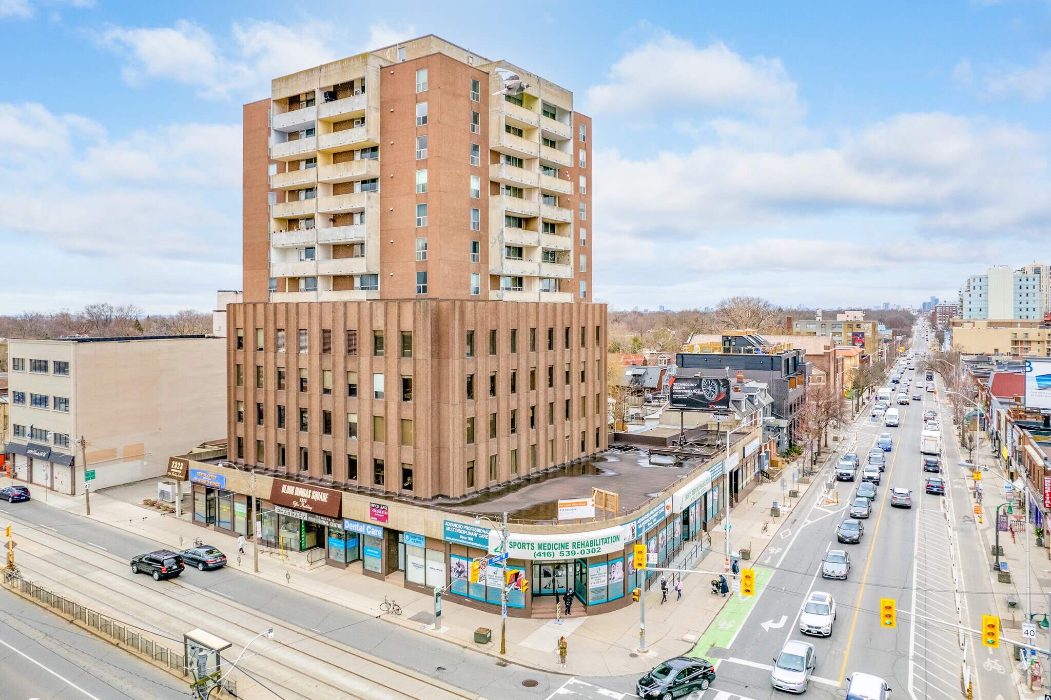 2329-2333 Dundas St W, Toronto, ON à louer Photo principale- Image 1 de 5