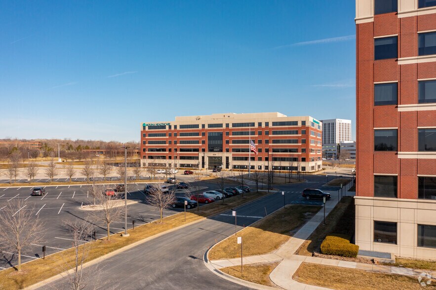 880 W Long Lake Rd, Troy, MI à louer - Photo du bâtiment - Image 3 de 5