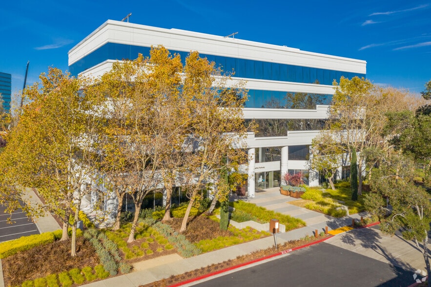 3 Twin Dolphin Dr, Redwood City, CA for lease - Primary Photo - Image 1 of 8