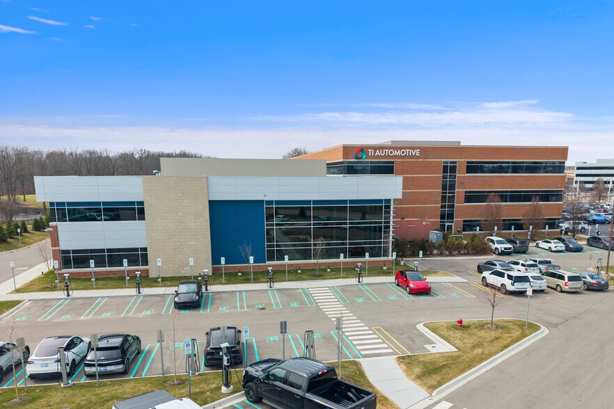 2020 Taylor Rd, Auburn Hills, MI à vendre - Photo du bâtiment - Image 3 de 6