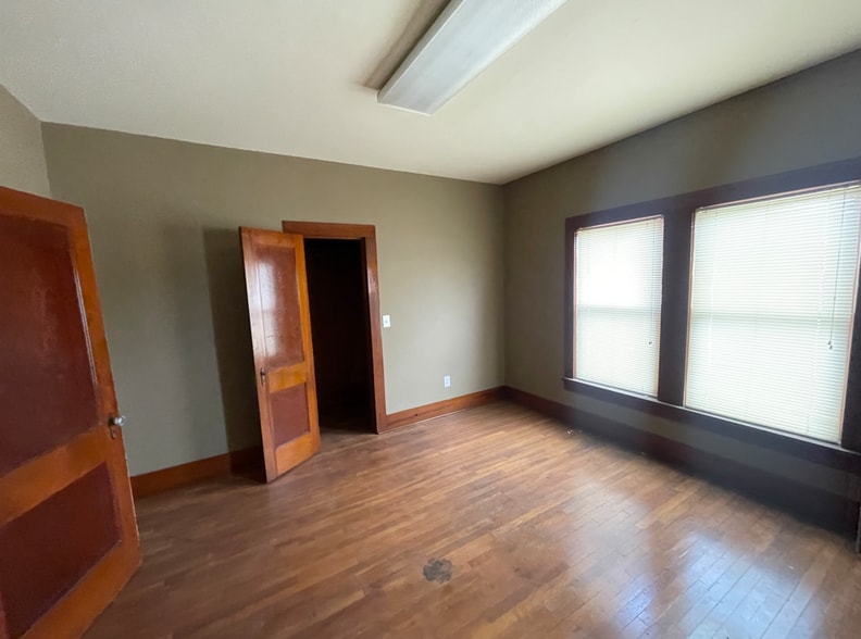 106 W Josephine Ave, Weatherford, TX for lease - Interior Photo - Image 2 of 5