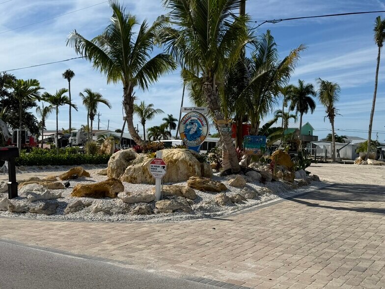 2921 Sanibel Blvd, Saint James City, FL à vendre - Photo du bâtiment - Image 2 de 3