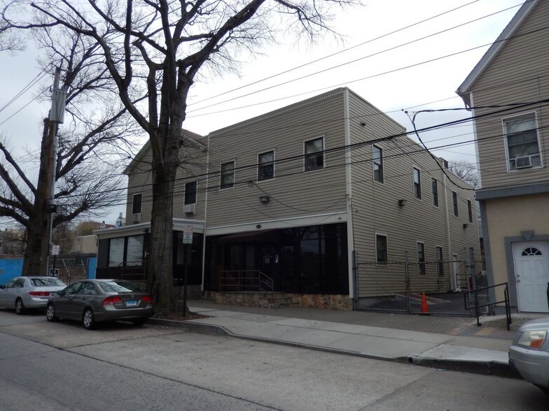 15 S Macquesten Pky, Mount Vernon, NY à louer - Photo du bâtiment - Image 3 de 5