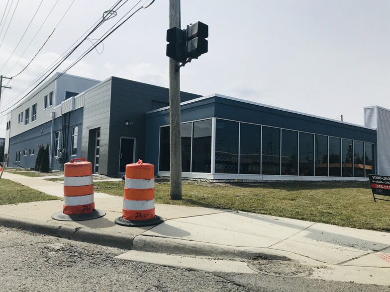 2605 W 14 Mile Rd, Royal Oak, MI à louer - Photo du bâtiment - Image 2 de 7