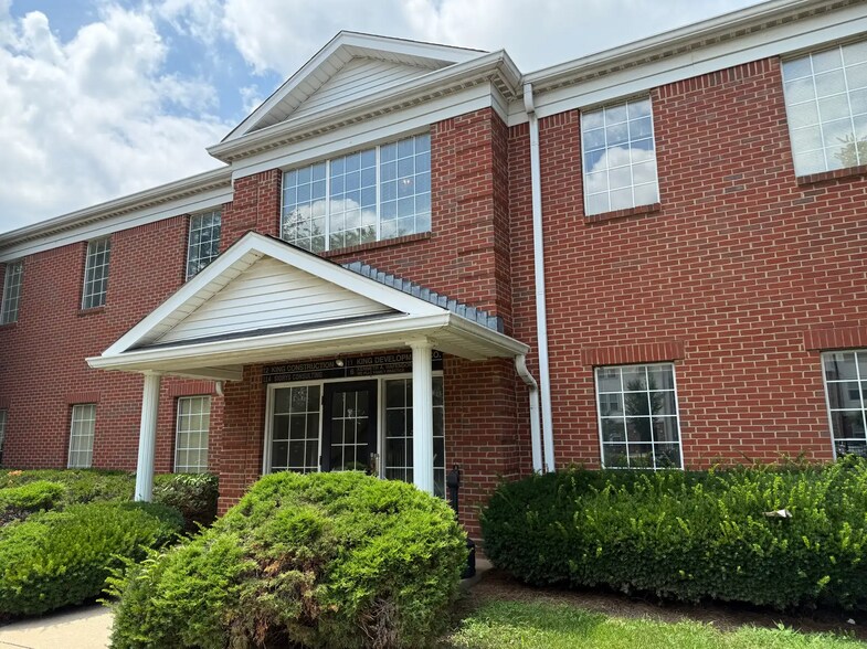 10629 Henning Way, Louisville, KY à louer - Photo du bâtiment - Image 2 de 2