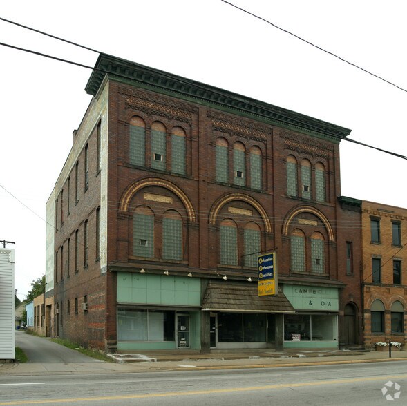 12 Building - Income-Generating portefeuille de 5 propriétés à vendre sur LoopNet.ca - Photo principale - Image 2 de 5
