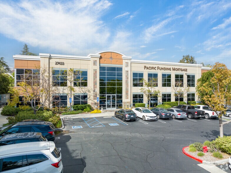 27433 Tourney Rd, Valencia, CA à louer - Photo du bâtiment - Image 2 de 17