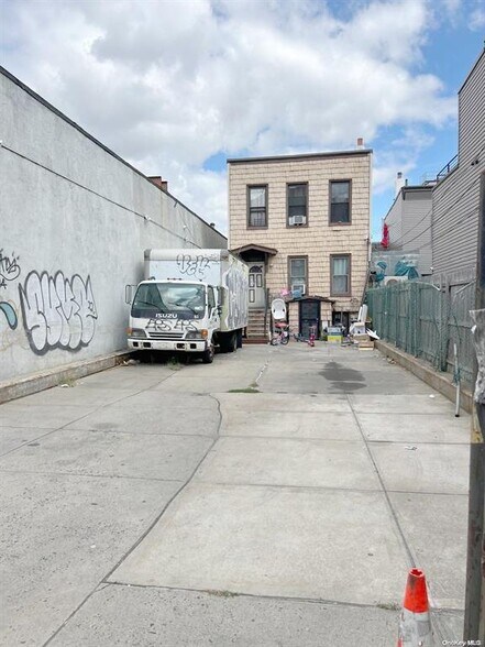 122 Kingsland Ave, Brooklyn, NY for sale - Building Photo - Image 2 of 9