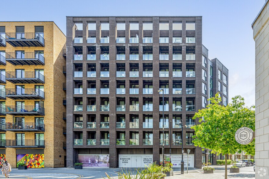 Royal Crest Avenue, Londres à vendre - Photo du bâtiment - Image 3 de 4