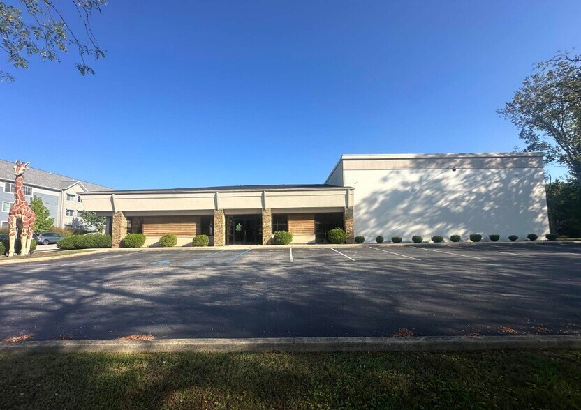 4505 E 3rd St, Bloomington, IN à vendre - Photo du bâtiment - Image 2 de 17