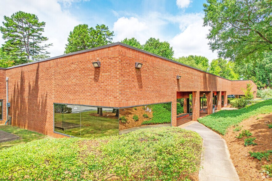 5715 Westpark Dr, Charlotte, NC à louer - Photo du bâtiment - Image 3 de 6