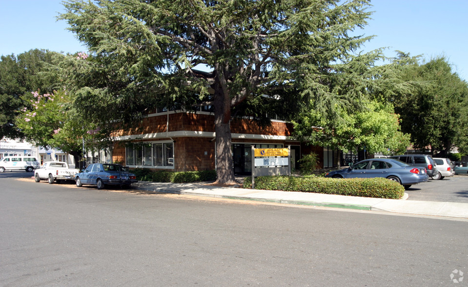 1571-1577 Carob Ln, Los Altos, CA for lease - Building Photo - Image 2 of 4