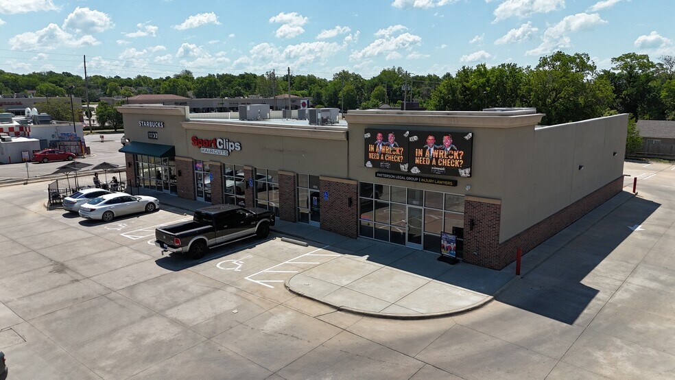 3105-3111 E Central Ave, Wichita, KS for lease - Primary Photo - Image 1 of 4